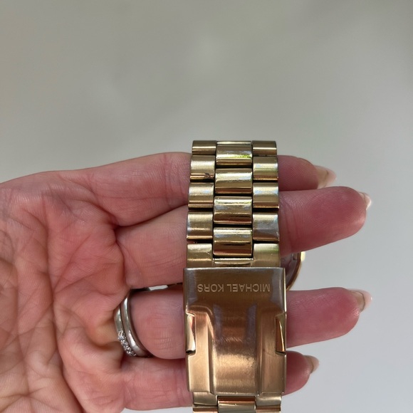 MK Gold Oversized Runway - Picture 4 of 4